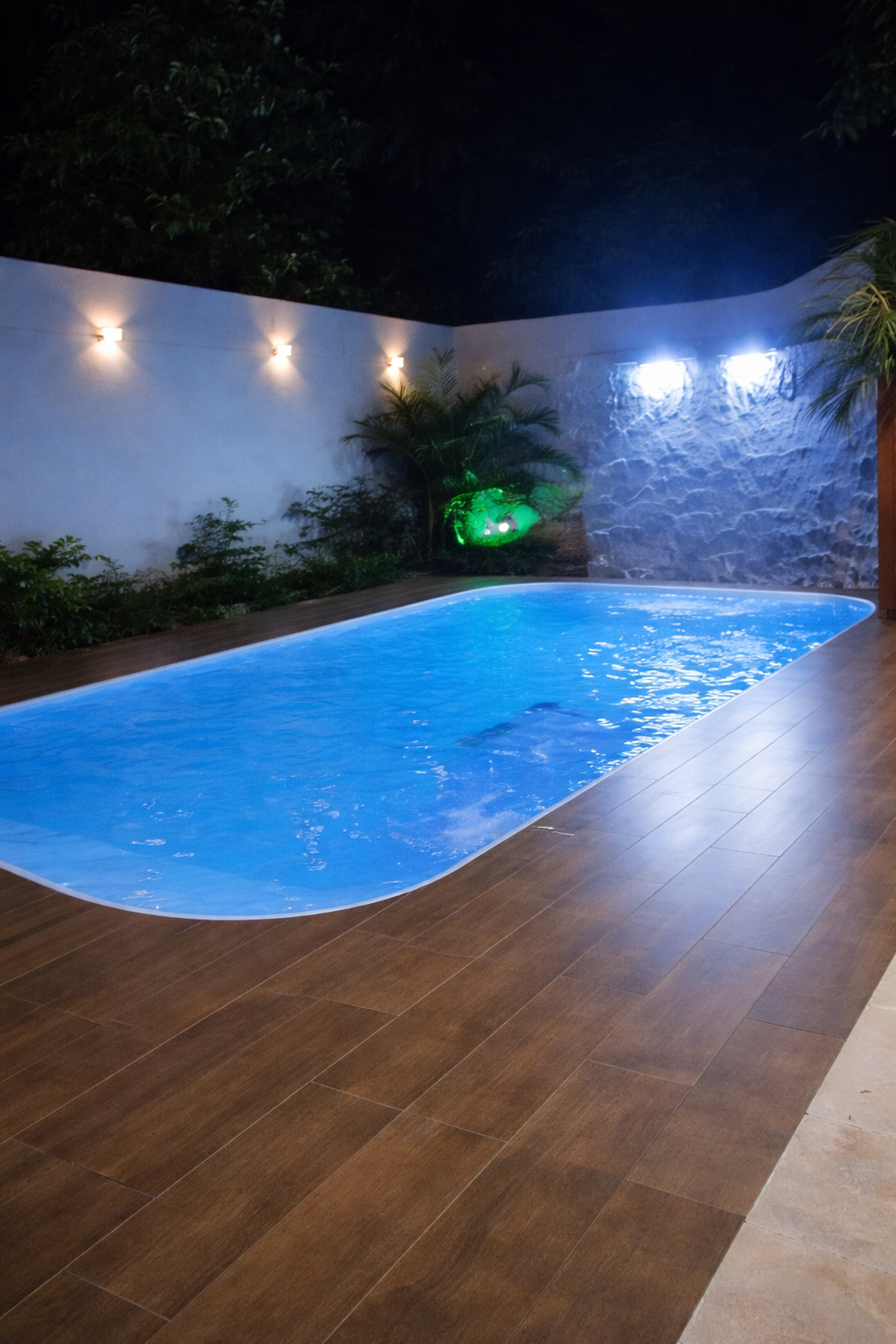 Piscina iluminada e ampla do Porquinho da Índia Clube de Festas